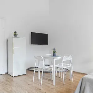 Attractive 2 Bedroom Apt. Near Akh Ideal For All Apartament